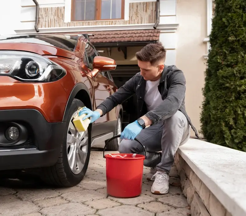 Lavage auto à domicile Changé : professionnel intervenant sur un véhicule